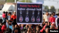 သက်ငယ်မုဒိမ်းသမားတွေကို သေဒဏ်ပေးဖို့ တောင်းဆိုနေကြသူများ။ ( ဧပြီ ၂၂-၂၀၁၈)