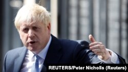 Boris Džonson tokom govora pred Dauning stritom - premijerskom rezidencijom (Foto: REUTERS/Peter Nicholls)