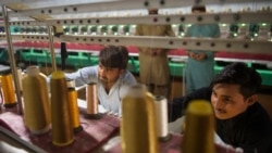 Para pekerja mengawasi mesin bordir untuk gaun-gaun pengantin di sebuah pabrik di luar Kota Islamabad, Pakistan, 2 September 2020. (Foto: Farooq Naeem/AFP)