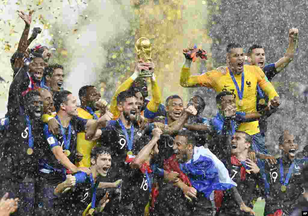 O guarda-redes francês, Hugo Lloris, levanta o troféu depois da França ter ganho 4-2 frente à Croácia na final do Mundial da Rússia de 2018 no Estádio de Luzhniki em Moscovo, Rússia. 15 de Julho 2018.