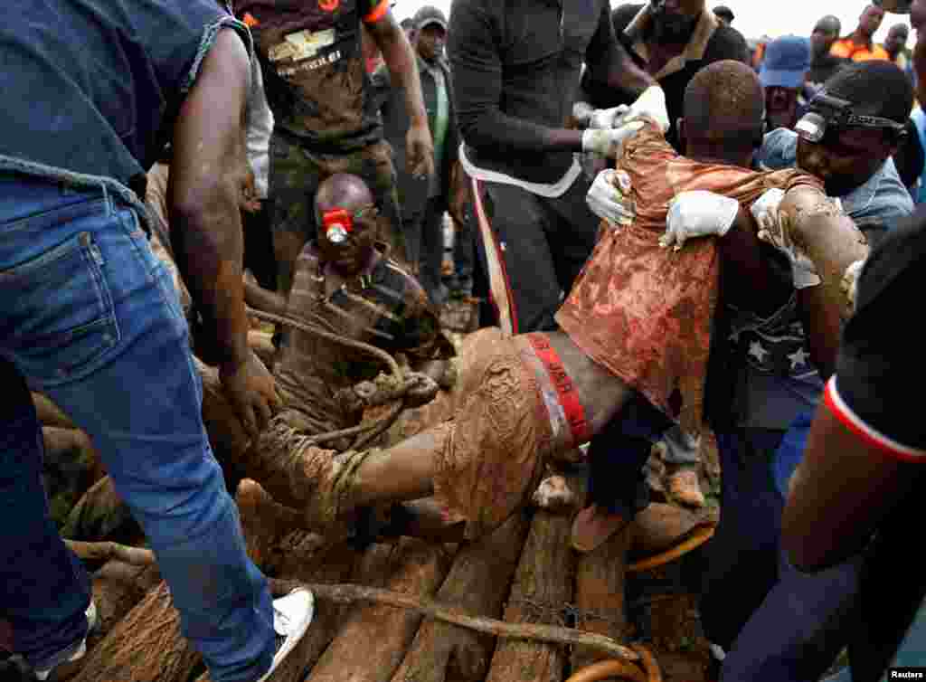 짐바브웨 카도마 외곽에서 광산 침수사고가 발생한 가운데 구조대원들이 사고에서 생존한 광부를 구조하고 있다.&nbsp;광산 침수 사고로 현재 최소 23명이 숨졌다고 알려졌다.&nbsp;