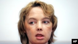 Isabelle Dinoire, perempuan yang menerima transplantasi wajah parsial pertama di dunia dengan hidung, dagu dan mulut baru, setelah operasi tahun 2005.