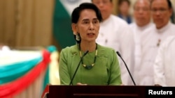 미얀마의 실권자 아웅산 수치 외무장관이 6일 기자회견을 하고 있다.
