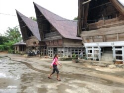 Salah satu objek wisata di kawasan Danau Toba yaitu rumah adat berusia ratusan tahun di Dusun Siambat Dalan, Kabupaten Toba, Sumatra Utara, Kamis 12 Maret 2020. (Foto: VOA/Anugrah Andriansyah)