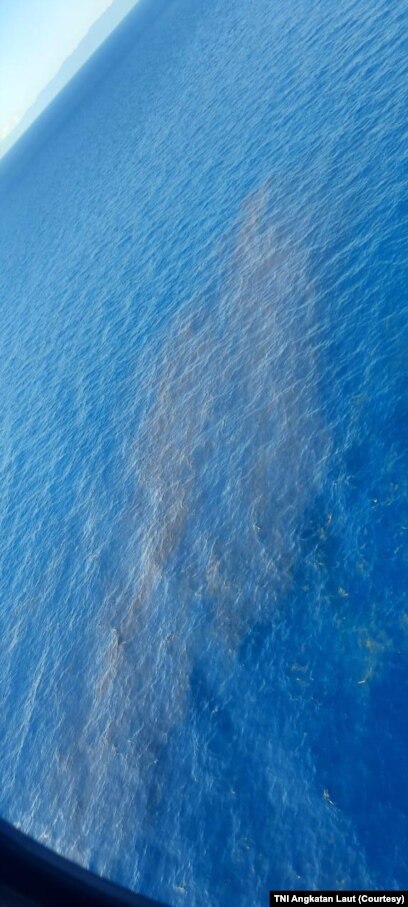 Tumpahan minyak tampak di lokasi di mana kapal selam KRI Nanggala 402 yang membawa 53 orang terlihat terakhir kali sebelum ijin menyelam jam 3 WIB hari Rabu (21/4). (Foto: TNI Angkatan Laut)