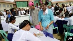 ၂၀၁၀ ေရြးေကာက္ပြဲေန႔ မဲဆႏၵရွင္မ်ား။ 