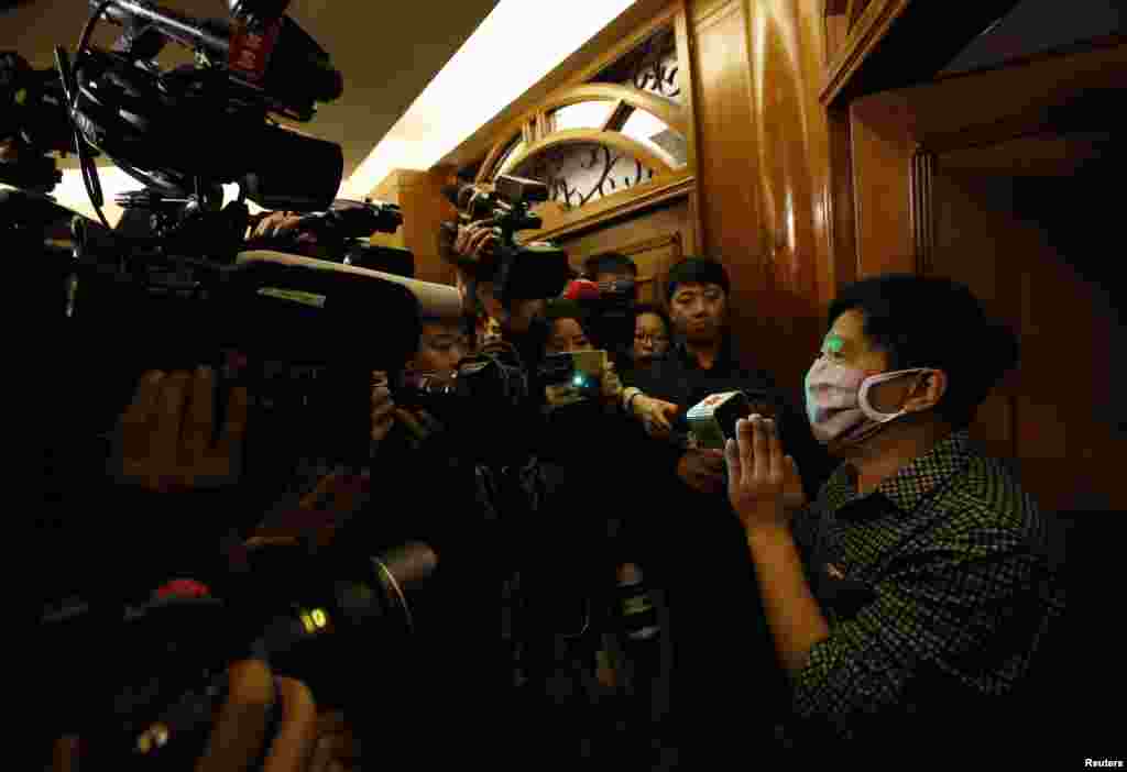 Một thành viên gia đình của một hành khách trên máy bay Malaysia bị mất tích nói chuyện với các phóng viên tại một khách sạn ở Bắc Kinh, ngày 14/3/2014.