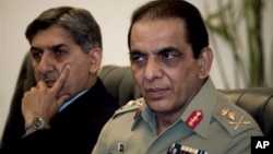 جنرال کیانی (راست) لوی درستیز پیشین و جنرال پاشا (چپ) رئیس پیشین سازمان استخبارات نظامی پاکستان