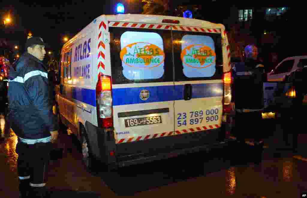 Arrivée de personnel médical avec une ambulance après l&#39;attentat qui a visé un bus de la sécurité présidentielle à Tunis, 24 novembre 2015.