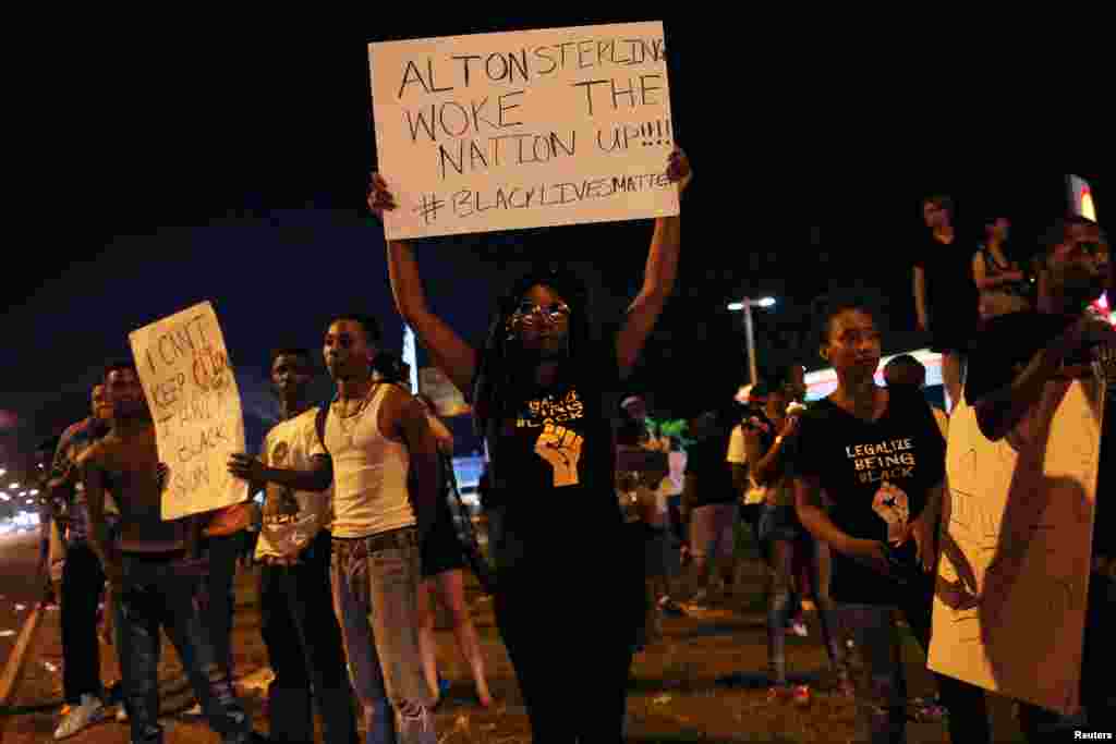 Para demonstran memprotes penembakan fatal atas Alton Sterling dekat kantor polisi Baton Rouge, Louisiana (10/7). (Reuters/Shannon Stapleton)