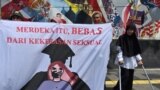 Aktivis perempuan dari gerakan anti-kekerasan terhadap perempuan dalam demo di depan Kementerian Pendidikan dan Kebudayaan, untuk memprotes pelecehan seksual dan kekerasan terhadap perempuan di kampus-kampus, Jakarta, 10 Februari 2020. (Foto: AFP) 