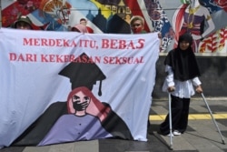 Aktivis perempuan melakukan unjuk rasa memrotes memrotes pelecehan seksual dan kekerasan terhadap perempuan, di Jakarta. (Foto: dok./AFP)