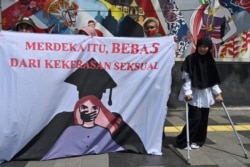 Aktivis perempuan dari gerakan anti-kekerasan terhadap perempuan dalam demo di depan Kementerian Pendidikan dan Kebudayaan, untuk memprotes pelecehan seksual dan kekerasan terhadap perempuan di kampus-kampus, Jakarta, 10 Februari 2020. (Foto: AFP)