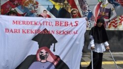 Aktivis perempuan dari gerakan anti-kekerasan terhadap perempuan dalam demo di Jakarta, 10 Februari 2020. (Foto ilustrasi/AFP)