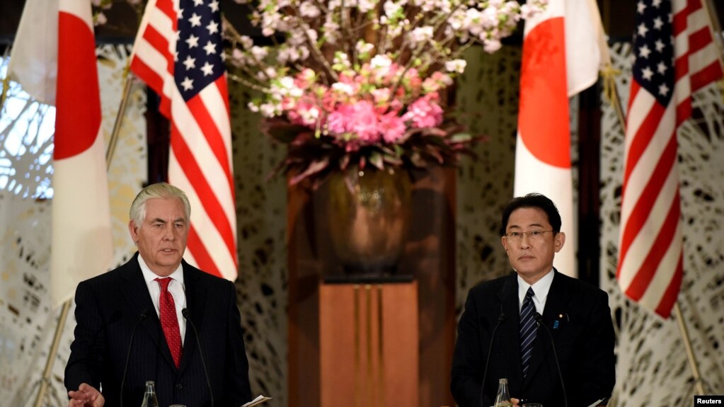 Ngoại trưởng Mỹ Rex Tillerson (trái) cùng với Ngoại trưởng Nhật Bản Fumio Kishida trả lời câu hỏi của phóng viên tại cuộc họp báo ở Tokyo hôm 16/3.