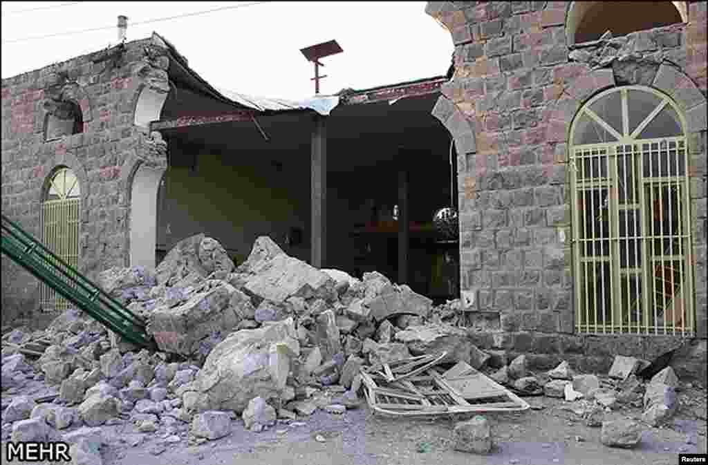 Sebuah bangunan mengalami kerusakan di Iran barat laut, 12 Agustus 2012.