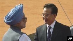 Chinese Premier Wen Jiabao, right, shakes hands with Indian Prime Minister Manmohan Singh during Wen's ceremonial welcome at the Presidential Palace in New Delhi, India, Monday, April 11, 2005.