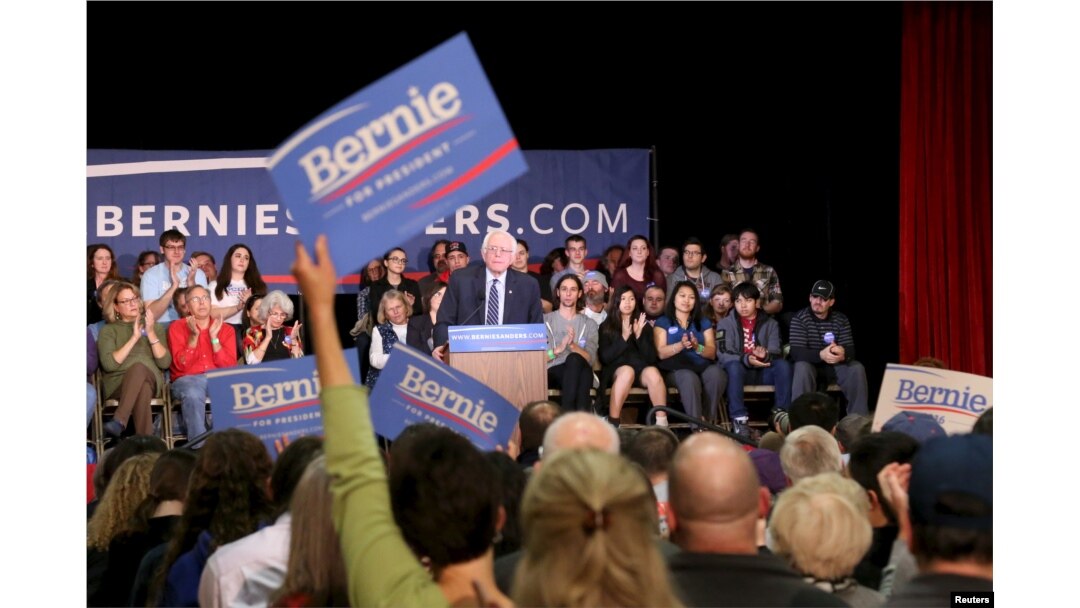 Ứng cử viên Đảng Dân chủ, Thượng nghị sĩ Bernie Sanders, phát biểu trong một buổi hỏi đáp trực tiếp với người dân ở Derry, bang New Hampshire, ngày 30 tháng 10, 2015.