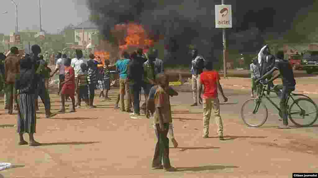 Matasa masu zanga-zanga a Niamey, Nijer, Janairu 18, 2015.