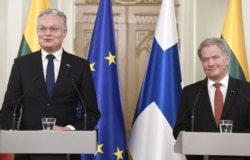 Presiden Finlandia Sauli Niinisto dan Presiden Lithuania Gitanas Nauseda dalam konferensi pers bersama di Istana Kepresidenan Finlandia, Helsinki, 5 November 2019. (Lehtikuva/Heikki Saukkomaa via REUTERS)