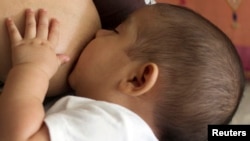 Maria Abreu breastfeeds her baby in Caracas June 17, 2013. 