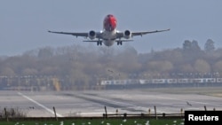 무인비행기(드론)가 나타나 일시 폐쇄됐던 영국 개트윅 국제공항이 일부 항공편 운항을 재개한 후 비행기가 공항에 착륙하고 있다. 