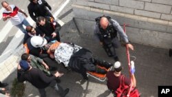 Du personnel de la santé porte sur une civière un homme poignardé à Jérusalem, 10 novembre 2015.