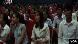 About 100 youth came together for a conference in Phnom Penh to discuss how they might have better access to the political process.
