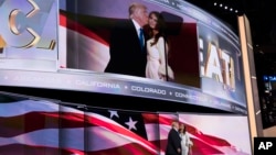 Ông Donald Trump hôn vợ Melania sau khi bà phát biểu tại Đại hội Ðảng Cộng hòa, 18/7/2016