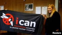 Beatrice Fihn, Giám đốc Điều hành Tổ chức quốc tế vận động bãi bỏ vũ khí hạt nhân (ICAN) , ằn mừng tin ICAN đoạt giải Nobel Hòa Bình 2017 hôm 6/10/2017.
Ảnh REUTERS/Denis Balibouse 
