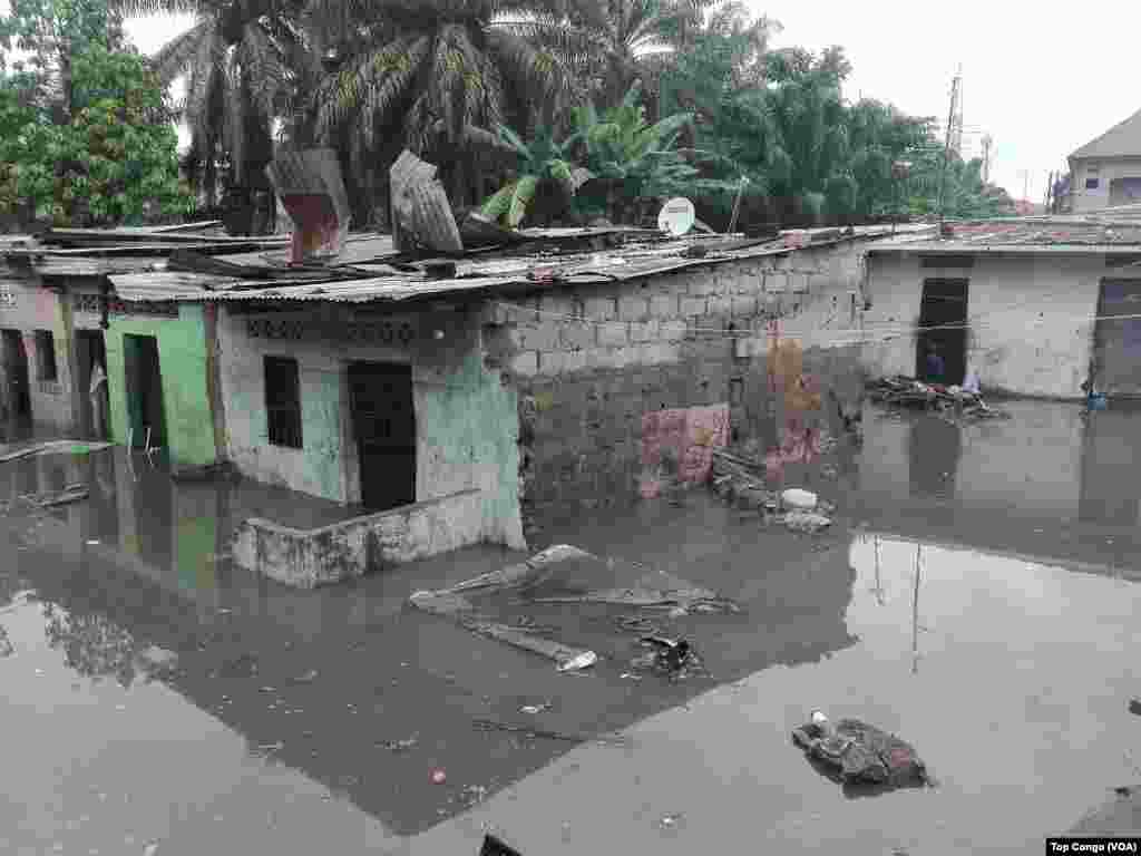 Inondations dans la commune de Limete à Kinshasa, le 4 janvier 2017. (VOA/TopCongo)