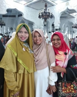 Dr. Ir. Dzarnisa Araby, MS. (paling kiri) yang kini menjadi dosen di Unsyiah, Banda Aceh. (Eva M).