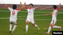 북한 여자축구 허은별(가운데 선수가 한국과의 준결승에서 득점을 올린 후 기뻐하고 있다.