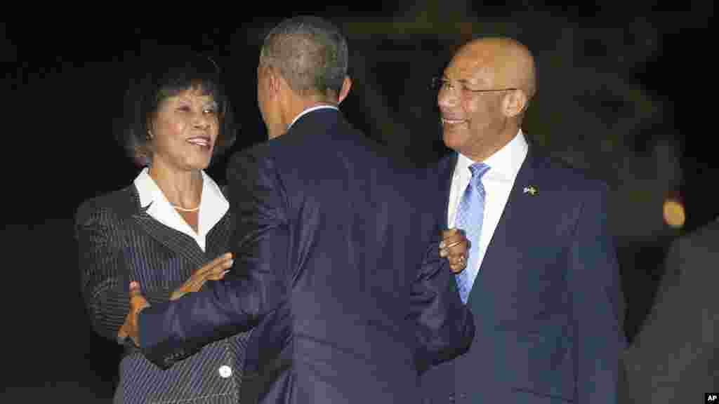 Le président américain Barack Obama, au centre, est accueilli par le Premier ministre Portia Simpson-Miller de la Jamaïque, à gauche, et Patrick Allen, gouverneur général de la Jamaïque, à droite, sur le tarmac après l&rsquo;arrivée d&rsquo;Air Force One, le mercredi 8 Avril, 2015 , à l&#39;aéroport international Norman Manley à Palisadoes, Jamaïque