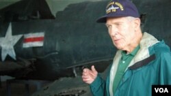최근 북한을 방문한 토머스 허드너 씨가 평양에 전시된 한국전 참전 미군 전투기 잔해를 둘러보고 있다. 한국전 당시 탑승했던 F-4U 콜세어와 같은 기종이다.