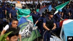 Pihak berwenang Hong Kong mengosongkan kamp demonstran di distrik Mong Kong, Rabu (26/11).