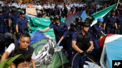 Polisi Hong Kong memindahkan tenda-tenda para demonstran di distrik Mong Kok akhir bulan lalu (foto: dok).
