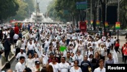 Puluhan ribu warga berunjuk rasa menentang upaya legalisasi perkawinan sesama jenis dalam aksi di di Mexico City, Sabtu (24/9).