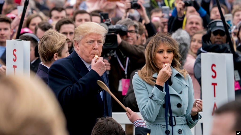 Tổng thống Donald Trump và Đệ nhất Phu nhân Melania Trump thổi còi bắt đầu cuộc đua nhặt trứng Phục Sinh tại Sân cỏ phía Nam Tòa Bạc ốc ngày 2/4/2018.