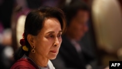 រូបឯកសារ៖ លោក​ស្រី Aung San Suu Kyi ទីប្រឹក្សា​រដ្ឋ​មីយ៉ាន់ម៉ា​ចូលរួម​កិច្ចប្រជុំ​កំពូល​លើក​ទី១០​នៅទីក្រុង​បាងកក កាលពី​ថ្ងៃទី៣ ខែវិច្ឆិកា ឆ្នាំ២០១៩។ (AFP)