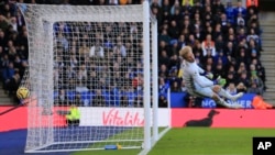 Kasper Schmeichel, le gardien de but Leicester plonge lors d'un match contre Chelsea, Angleterre, le 1er février 2020. (AP Photo/Leila Coker)