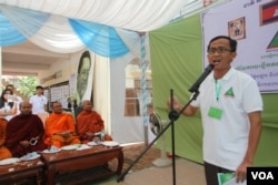 FILE - Yang Saing Koma, program director of the Grassroots Democratic Party speaks during a one year anniversary of the party in Phnom Penh's headquarter on Tuesday, August 02, 2016. ( Leng Len/VOA Khmer)