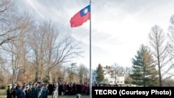 台湾驻美代表处2015年1月1日在华盛顿双橡园举行元旦升旗仪式。（照片由驻美国台北经济文化代表处提供）