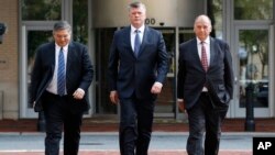 Richard Westling, Kevin Downing y Thomas Zehnle, del equipo de defensa de Paul Manafort, llegan a la corte federal para el segundo día de deliberaciones del jurado en el juicio del exjefe de la campaña de Trump, en Alexandria, Virginia, Agosto 17 de 2018.