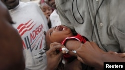 Seorang anak Haiti menerima vaksinasi di sebuah rumah sakit di Port-au-Prince, Haiti (foto: dok 2010).