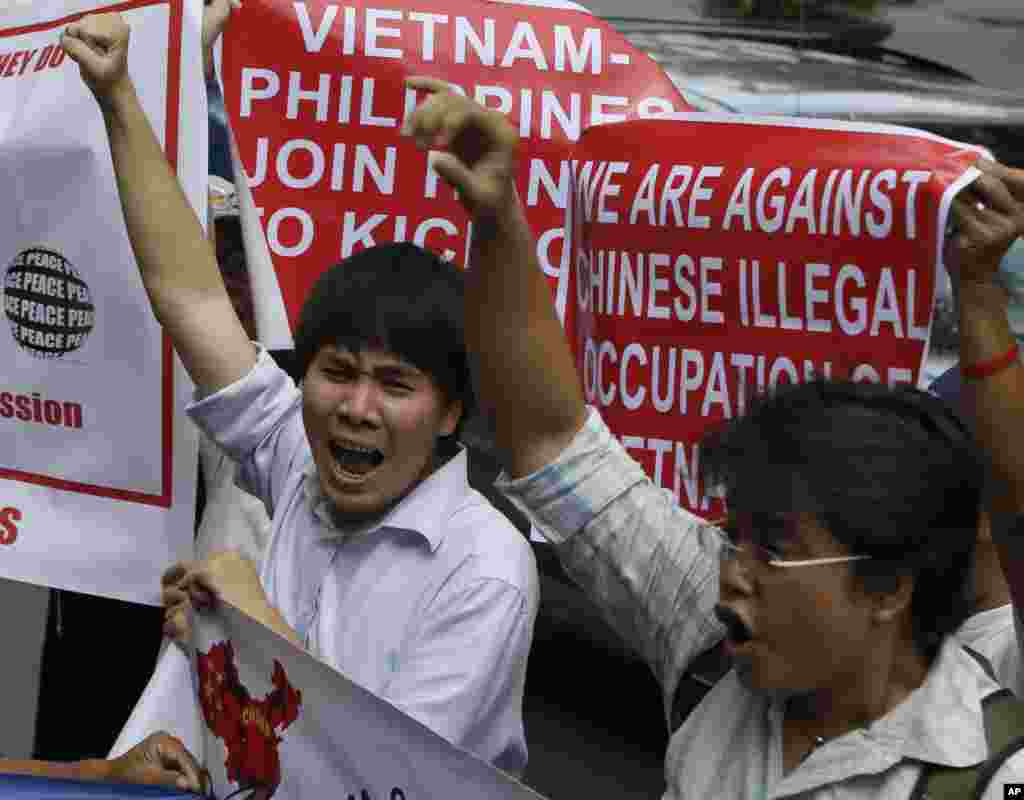 Ekspatriat Vietnam berteriak di depan konsulat China di Makati memprotes langkah-langkah baru China untuk membangun anjungan pengeboran minya dekat Paracels yang diklaim oleh warga Vietnam, 16 Mei 2014.