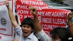 Người Việt ở Philippines xuống đường biểu tình trước Lãnh sự quán Trung Quốc tại Makati, hình chụp ngày 16/5/2014. Sự hợp tác Hà Nội-Manila đã nở rộ từ khi hai bên gạt sang một bên những sự bất đồng về các tuyên bố chủ quyền chồng chéo ở quần đảo Trường Sa, để cùng nhau hợp tác chống chọi với Trung Quốc.