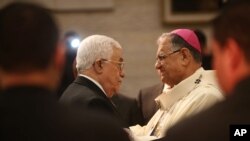 Prezidan palestinyen an, Mahmoud Abbas (agoch) ki tap rankontre ak Patriyach Laten vil Jerizalèm nan, Fouad Twal, anvan yo te asiste Mès Minui nan Legliz La Nativite nan Betleyèm, nan nuit 24-25 desanm 2015 la.
