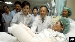 Perdana Menteri Yingluck Shinawatra (ke-3 dari kiri) menjenguk korban luka-luka akibat pemboman di provinsi Hat Yai Songkhla, Thailand selatan (2/4).