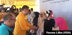 Edhie Sarwono, Direktur United Tractors berjabat tangan dengan 10 Kepala Sekolah yang mendapatkan bantuan bangunan sekolah Transisi, 19 Juli 2019. (Foto: VOA/Yoanes Litha)